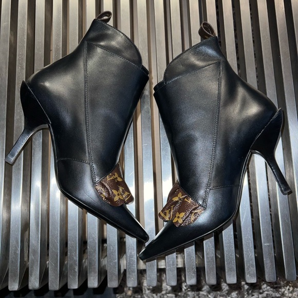 RARE Authentic Louis Vuitton Worn once Sz 7.5 Janet Boots. 4 1/2 inch heel - Picture 5 of 10